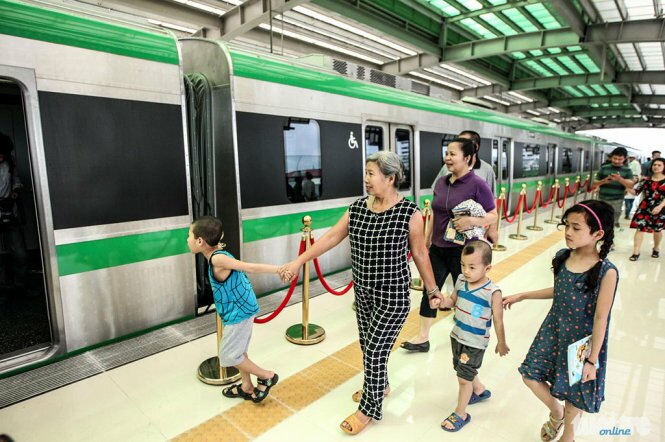 Cả người già và trẻ nhỏ đến tham quan nhà ga, đường tàu