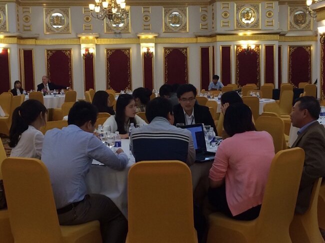 Khách hàng được chuyên viên của Đất Xanh tư vấn rất nhiệt tình